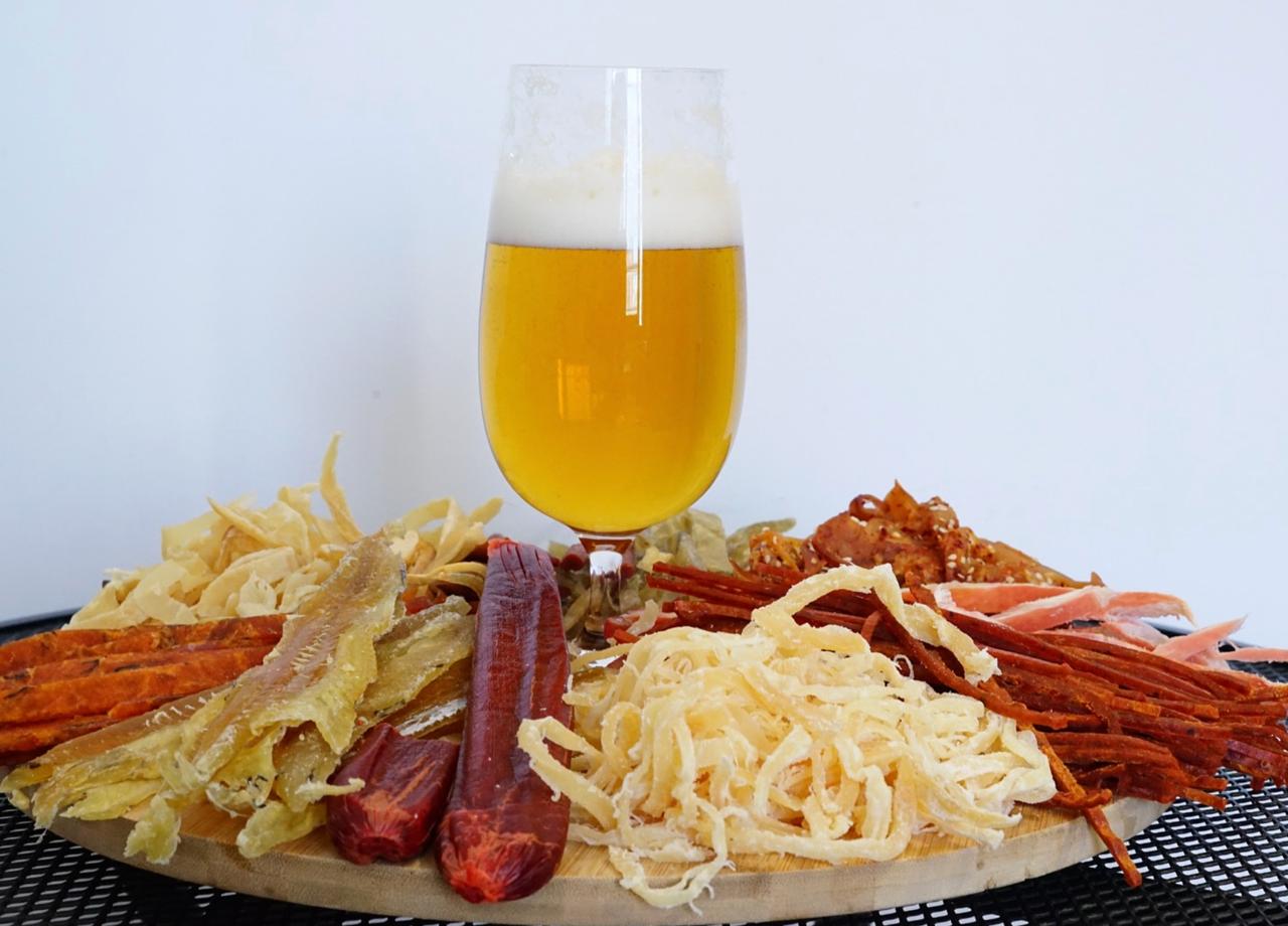 Россияне стали реже закусывать пиво сушёным кальмаром и сухариками Исследование показало что из всех популярных закусок они стали единственными чьи продажи в январе октябре просели по сравнению с прошлым годом Спрос на сушёного кальмара снизился на 22 хотя средняя цена выросла на 4 и составила 209 рублей Гренки и сухарики подорожали до 72 и 64 рублей соответственно на 14 и 6 выше показателей прошлого года Спрос на гренки увеличился на 15 а на сухарики напротив снизился на 8