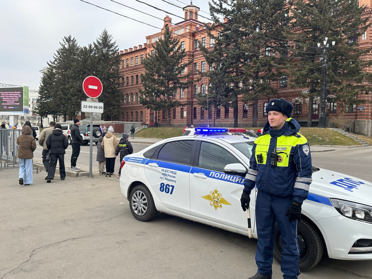 В День народного единства сотрудники полиции обеспечили правопорядок и безопасность на праздничных мероприятиях 4 ноября в 1 тыс населенных пунктов Российской Федерации состоялось около 1 5 тыс мероприятий посвященных Дню народного единства в которых приняли участие 577 5 тыс человек В течение всего дня 8 3 тыс сотрудников полиции несли службу в усиленном режиме Содействие оказывали представители Росгвардии работники частных охранных организаций и члены общественных организаций правоохранительной направленности Для обеспечения контроля за общественным порядком на концертах акциях и фестивалях были развернуты временные посты и организованы специальные маршруты патрулирования Особое внимание уделялось охране правопорядка в местах массового скопления людей включая центральные площади парки и пешеходные зоны Для усиления мер безопасности использовались технические средства включая системы видеонаблюдения Принятыми мерами нарушений общественного порядка не допущено Подписаться ВКонтакте Поддержать ТГ канал Подписаться ivolk в MAX