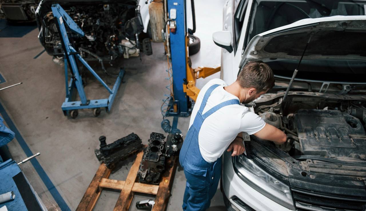 В России хотят ввести цифровой учет деталей для китайских авто карту транспортного средства с перечнем запчастей подходящих для ремонта Соответствующая мера прорабатывается в Госдуме После проработки с отраслевым сообществом проект могут направить на рассмотрение в профильные ведомства уже в ближайшие месяцы Автовладельцы и сервисы массово сталкиваются со сложностями при их замене часто не подходят ни оригинальные детали ни их аналоги Причина постоянное обновление модельного ряда и отсутствие актуальных каталогов Теперь цифровой учет запчастей будут вести производители или дилеры Получение цифрового паспорта автозапчастей могут привязать к процедуре одобрения типа транспортного средства ОТТС В свою очередь производителей и официальных поставщиков обязуют вести такой учет и регулярно обновлять базу автозапчастей    По словам заместителя председателя комитета по экономической политике Станислава Наумова необходимость этой инициативы назрела после получения множества жалоб со стороны владельцев иномарок и сотрудников автосервисов Механикам зачастую предоставляют неактуальные каталоги из за чего заказанные по VIN коду запчасти могут прийти на машину другой модели Транспорт и логистика Подписаться