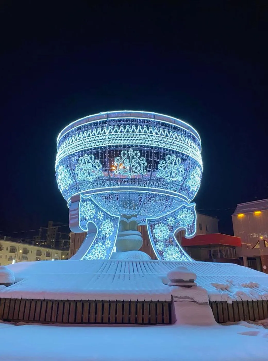 Кытыйа засияет ко Дню города Световая конструкция Кытыйа на площади Орджоникидзе временно отдыхает ее демонтировали для подготовки к запуску фонтана который планируют запустить уже 1 июня А вот полюбившаяся якутянам Кытыйа вернется на свое место в сентябре ко Дню города   Читайте новости Саха вам не Деште Лут в МАХ