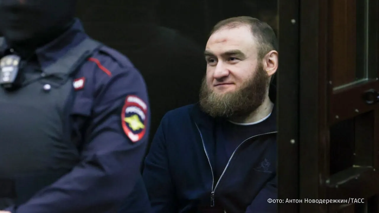 Отбывающий пожизненный срок в Черном дельфине экс сенатор Рауф Арашуков требует возместить ему 100 тыс рублей следует из материалов с которыми ознакомился РЕН ТВ Бывший сенатор пожаловался на невыдачу нужных продуктов питания в колонии и подал иск о компенсации морального вреда Судебное заседание назначено на 23 апреля При этом ранее экс сенатору уже отказали в переводе в колонию в Мордовии он хотел быть ближе к родственникам  Рауфа Арашукова одного из самых молодых сенаторов задержали в январе 2019 года Его обвинили в убийствах препятствии правосудию и миллиардных хищениях газа в Северо Кавказском федеральном округе В конце 2022 года Московский городской суд приговорил к пожизненному заключению и его и его отца Рауля В октябре 2024 года он уже пытался через адвоката дать сотрудникам колонии взятку в размере 3 млн рублей чтобы ему создали благоприятные условия отбывания наказания РЕН ТВ ждет вас в MAX
