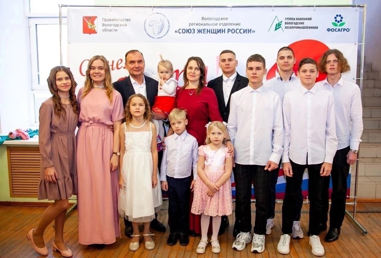 В Вологодской области проживают 26 семей с 8 детьми, 13 семей с 9 детьми, по 4 семьи с 10 и 11 детьми. Всего в этих семьях воспитываются 409 несовершеннолетних. Поддерживают и вдохновляют родителей — новые школы и детские сады, парки и учреждения культуры, комфортные и безопасные детские площадки и спортивные секции, а также различные меры государственной поддержки. С заботой о семьях с детьми на Вологодчине запущена программа "Семья - оплот Русского Севера". В числе других мер поддержки мы обеспечиваем автомобилями семьи с 7 и более детьми. В 2024 году микроавтобусы получили 37 семей, в этом и следующем году планируем вручить ключи от автомобилей еще 79 вологодским семьям. Семья - главная ценность. #Во35 Александр Ершов Александр Ершов