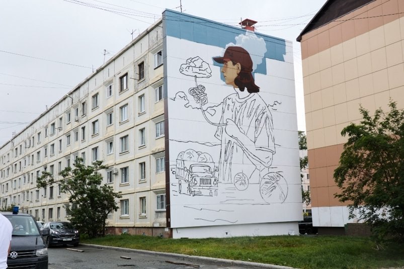  В Южно-Сахалинске создадут более 30 новых муралов в рамках арт-проекта В Южно-Сахалинске стартовал второй сезон арт-проекта "Взгляды: изнутри и снаружи" 12+ . 15 художников из разных уголков России украсят фасады более 30 домов, в том числе в планировочных районах города Губернатор Валерий Лимаренко и мэр Южно-Сахалинска Сергей Надсадин накануне посмотрели, как преображается северный торец дома на улице Емельянова, 7. Над ним работает художник из Москвы Антон Спутник. Он уже подарил городу девушку с Красной книгой на проспекте Победы, 39, а сегодня воплощает молодого человека, который выбирает жизненный путь. В этом году муралы украсят не только дома на центральных улицах Южно-Сахалинска, но и в планировочных районах и селах — Дальнем, Луговом, Ново-Александровске, Синегорске, Санаторном. Фото: правительство Сахалинской области SakhalinMedia Прислать новость