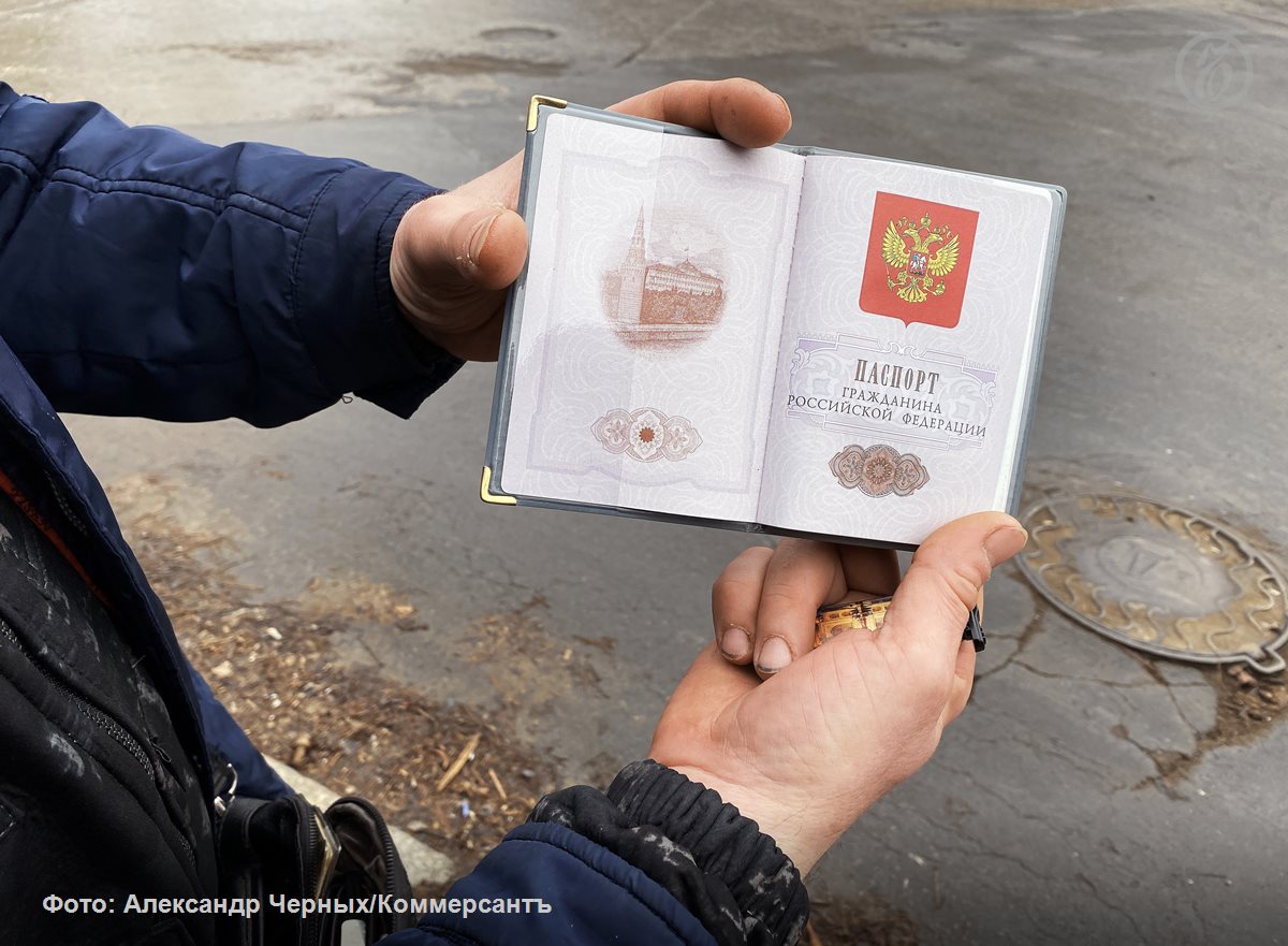 Конституционный суд КС РФ принял решение по необычной жалобе уроженца СССР, с детства проживавшего в ФРГ, который попросил считать его гражданином РФ. В 2018 году он получил внутренний паспорт, но МВД и Верховный суд отказались считать его россиянином, указав на отсутствие архивных записей о вступлении в гражданство. Теперь КС счел, что суды не приняли во внимание как «политико-правовую обстановку» начала 1990-х годов, так и десятилетнюю практику признания заявителя гражданином РФ, постановив пересмотреть его дело. Подписывайтесь на «Ъ» Оставляйте «бусты»