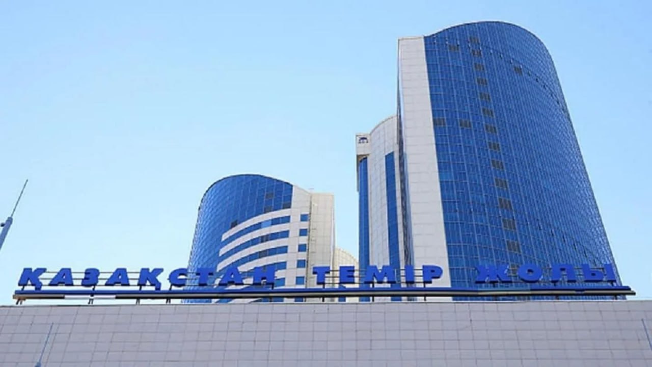 Двоих работников КТЖ посадили за вымогательство в Павлодаре Суд приговорил к семи годам тюрьмы двух руководителей павлодарского филиала КТЖ за вымогательство денег Следствие установило что директор отделения магистральной сети в Павлодаре ещё в декабре 2021 го получил от подчинённого кресло стоимостью 56 9 тыс тенге Спустя несколько лет в начале 2025 го он и начальник павлодарской дистанции электроснабжения начали давить на подрядчика Они обещали устроить тому проблемы с бизнесом и не только Вымогали у него 2 7 млн тенге за общее покровительство и беспрепятственное подписание актов выполненных работ по договору на электромонтаж станции Аксу 1 Подрядчик был вынужден заплатить Фигурантов признали виновными директора по пунктам 1 2 и 4 части 3 статьи 366 УК Вымогательство взятки группой лиц неоднократно его сообщника по пунктам 1 и 2 той же части той же статьи Им назначили по семь лет лишения свободы Также суд пожизненно запретил им работать на госслужбе Осенью оштрафовали саму компанию КТЖ Грузовые перевозки на неё пожаловались казахстанские и зарубежные перевозчики Они обвинили КТЖ в злоупотреблении монопольным положением на рынке Фото КТЖ t me orda kz