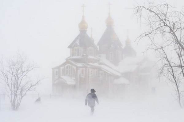Отмена занятий и транспортные ограничения Чукотка оказалась во власти непогоды Действующий на территории региона циклон усилил своё влияние Из за непогоды в аэропорту Анадыря и ряде других воздушных гаваней отменены рейсы Закрыто и движение по ледовой переправе через Анадырский лиман В четырёх муниципалитетах школы перешли на дистанционное обучение Улучшение погоды специалисты ждут к концу недели   ЧИТАТЬ ПОЛНОСТЬЮ тг канал admanadyr общество Информагентство Чукотка ПОДПИСАТЬСЯ  ПОДДЕРЖАТЬ ГОЛОСОМ