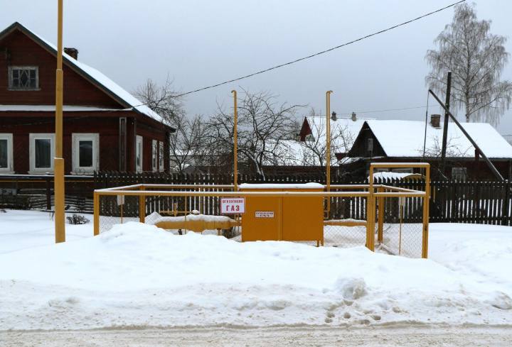 В среду в Кингисеппском районе введут в эксплуатацию межпоселковый газопровод, построенный для трех деревень  В среду, 19 февраля, в Ленобласти введут в эксплуатацию межпоселковый газопровод, который обеспечит газоснабжение трех населенных пунктов Кингисеппского района: деревень Именицы, Недоблицы и Мануйлово. Кроме того, к газораспределительным сетям будет подключено первое домовладение.  В мероприятии примут участие генеральный директор ООО «Газпром межрегионгаз» Сергей Густов и заместитель председателя правительства Ленинградской области по транспорту и топливно-энергетическому комплексу Сергей Харлашкин.  Газопровод был возведен в рамках Программы развития газоснабжения и газификации Ленинградской области на 2021–2025 годы. Благодаря этому, возможность подключить к газу получат почти 180 домовладений в трех населенных пунктах и две котельные в Мануйлово.  Одной из первых, кто станет пользователем природного газа, станет многодетная семья Александра и Ульяны Харитоновых из деревни Именицы. У супругов растут трое сыновей и дочь. Раньше для отопления и приготовления пищи они использовали дрова, электричество и баллонный газ. Теперь же, когда в их дом проведен сетевой газ, их быт станет более комфортным и экономичным.    Online47 — Всё о Ленобласти и не только