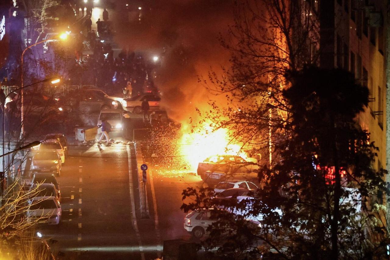 Бунтовщики в Иране получали по 3 500 долларов за убийство людей в ходе беспорядков почти 1 500 за поджог автомобилей около 500 за поджог полицейских участков доложил министр обороны У нас есть достоверная информация о том что США сионистский режим Израиль и некоторые из их союзников сформировали центр для помощи сепаратистам и террористам отметил Азиз Насирзаде