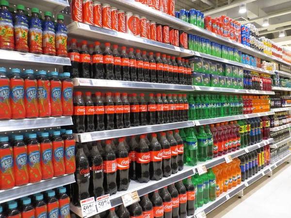 В России хотят запретить продажу сладких газированных напитков россиянам до 18 лет Глава Национального родительского комитета Ирина Волынец пояснила что такие напитки наносят вред здоровью и повышают риски ожирения и диабета Инициатива находится на рассмотрении в Госдуме LOLZTEAM Подписаться
