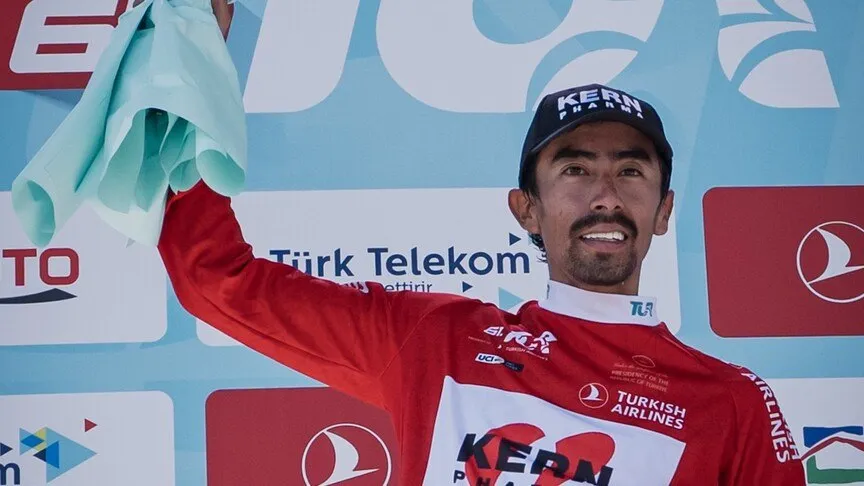 Колумбиец Соса выиграл королевский этап велогонки Tour of Türkiye Колумбийский велогонщик Иван Соса из команды Equipo Kern Pharma победил во вторник на третьем этапе престижной велогонки Tour of Türkiye 28 летний спортсмен преодолел маршрут Мармарис Киран протяженностью 132 7 км за 3 часа 40 минут 25 секунд Для Сосы это первая победа за три года после серьезной травмы в прошлом году ему сделали операцию на артерии и он почти год не участвовал в соревнованиях Теперь колумбиец возглавил общий зачет и получил сразу два лидерских джерси бирюзовый и красный Tour of Türkiye единственная гонка категории ProSeries в Турции В этом году на старт в Чешме вышли 161 велогонщик из 27 стран финиш запланирован 3 мая в Анкаре Маршрут проходит через средиземноморские и эгейские курорты Измир Айдын Мугла и Анталью Стамбульский волк Про Турцию простыми словами istanbul wolf