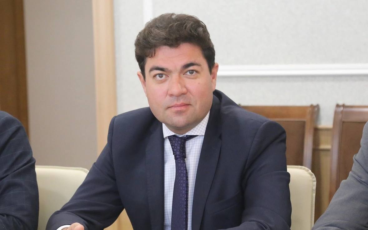 Экс ректор БАГСУ получил должность в администрации главы Башкирии Бывший ректор Башкирской академии госслужбы и управления БАГСУ Данияр Абдрахманов назначен заместителем руководителя администрации главы региона по внутренней политике Об этом руководитель республики Радий Хабиров сообщил на оперативном совещании в правительстве во вторник 16 декабря Данияр Абдрахманов возглавлял БАГСУ с марта 2021 года по октябрь 2025 года В 2023 2025 годах был председателем Общественной палаты республики С апреля 2019 года по февраль 2021 года был ректором Болгарской исламской академии в Татарстане до этого руководил Фондом развития инвестиционных проектов в Башкирии Как писал РБК Уфа в конце октября Хабиров назначил и о ректора БАГСУ Азата Бадранова Ранее он занимал должность первого замруководителя администрации главы региона по внутренней политике Данияр Абдрахманов был назначен помощником главы региона Хабиров тогда анонсировал его назначение в своей администрации и отмечал его большой опыт До августа 2025 года Азат Бадранов исполнял обязанности руководителя администрации главы региона Этот пост занял Искандер Ахметвалеев РБК Уфа в Telegram РБК Уфа в MAX