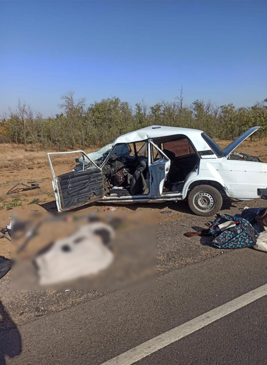 Стали известны новые детали автокатастрофы в Светлоярском районе    Следователи завели уголовное дело по части 5 статьи 264 УК РФ – «Нарушение правил дорожного движения, повлекшее по неосторожности смерть более двух лиц».    Согласно имеющимся данным, отечественные легковушки столкнулись лоб в лоб. За рулем ВАЗ-2114 находился 18-летний житель Октябрьского района Волгоградской области, за рулем ВАЗ-2106 – 55-летний житель Новоалександровска Ставропольского края.    От полученных травм на месте скончались оба водителя, двое пассажиров «шестерки» в возрасте 47 и 49 лет. Еще один 34-летний пассажир машины был госпитализирован.  Фото: прокуратура Волгоградской области    Подписаться