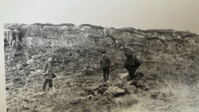 В Мурманске насильник получил 9 5 лет в колонии за совершенное 56 лет назад Беспрецендетное преступление из 1969 года получило логичное продолжение в суде 13 летняя девочка в Мурманске погибла от рук преступника жителя Архангельской области Мужчина изнасиловал ее и убил приговор за содеянное вынесли сегодня Об этом сообщили в региональном Следкоме Длительное время преступление оставалось нераскрытым в связи с отсутствием очевидцев и необходимых улик прокомментировали в сообщении Совместно с сотрудниками прокуратуры и криминалистами следователи собрали доказательства и направили в суд 80 летний преступник получил приговор по двум статьям Уголовного кодекса за изнасилование несовершеннолетней и убийство с целью сокрытия другого преступления Известно что после совершенного убийства насильник спрятал тело девочки возле Семеновского озера завалив его камнями Суд согласился с мнением гособвинителя и признал мужчину виновным Наказание лишение свободы на 9 лет 6 месяцев Осужденный взят под стражу в зале суда и будет отбывать наказание в исправительной колонии общего режима