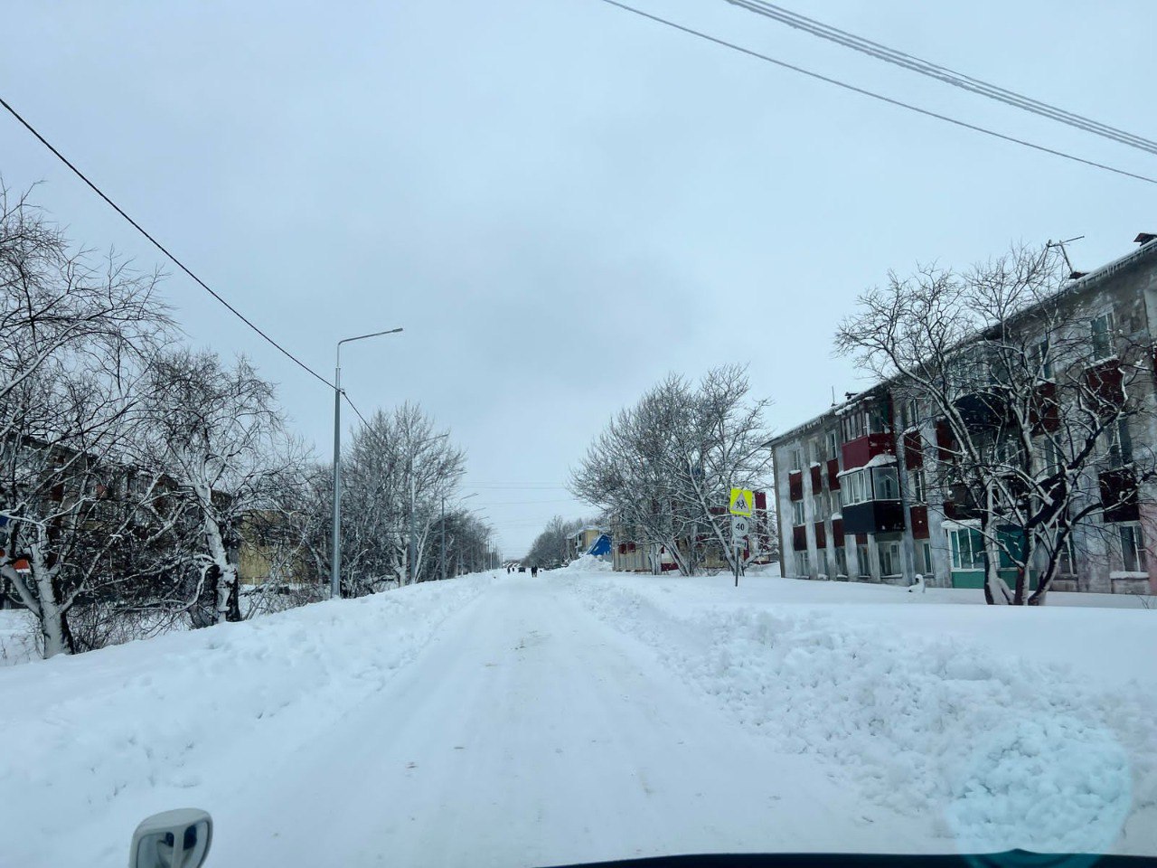 Вот с кого надо пример!  Во всех десяти поселениях Елизовского района ведутся работы по расчистке снега. Дорожные службы в первую очередь расчищают центральные дороги и подъезды к социально значимым объектам, сообщает "ЧП Камчатка" со ссылкой на Администрацию Елизовского района.  Тихонько завидуем...