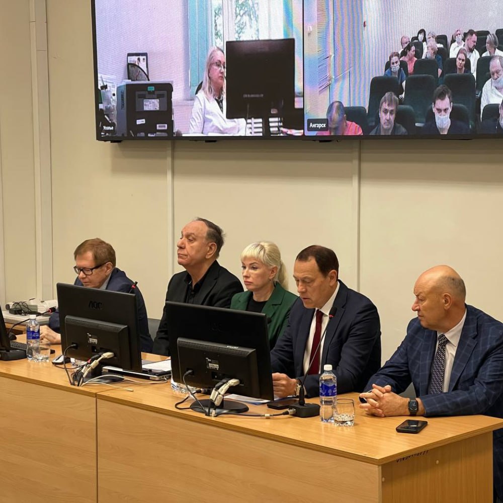 Главврачом Иркутского онкодиспансера стала Оксана Вельм  Назначение состоялось 4 июня. Ранее Вельм восемь лет руководила Шелеховской районной больницей. В период пандемии она работала в «красной зоне» и вела терапевтический прием пациентов. Имеет ряд научных публикаций и ведомственные награды.   Министр здравоохранения Прибайкалья Андрей Модестов выразил уверенность, что под руководством нового главврача диспансер продолжит укреплять свои позиции. Модестов поставил задачи на ближайшее и долгосрочное время.   Среди приоритетных направлений он подчеркнул реализацию федерального проекта «Борьба с онкологическими заболеваниями», входящий в национальный проект «Продолжительная и активная жизнь».