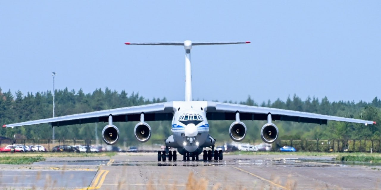 Модернизированный тяжелый транспортный самолет Ил-76 вызывает большой интерес на Ближнем Востоке и в Восточной Азии, сообщил глава Минпромторга РФ Антон Алиханов в интервью ТАСС на полях ПМЭФ. По его словам, несмотря на внешнее сходство, фактически это новый самолет со значительно улучшенными характеристиками. Авиалайнер получил новые двигатели, авионику, новейшее оборудование и системы, усовершенствовано крыло и шасси. «Эти преимущества делают машину абсолютно уникальной на рынке тяжелых рамповых транспортных самолетов и более экономически эффективной. Это также даст возможность эксплуатировать самолет на всех воздушных трассах с любых международных аэропортов», — подчеркнул Алиханов.
