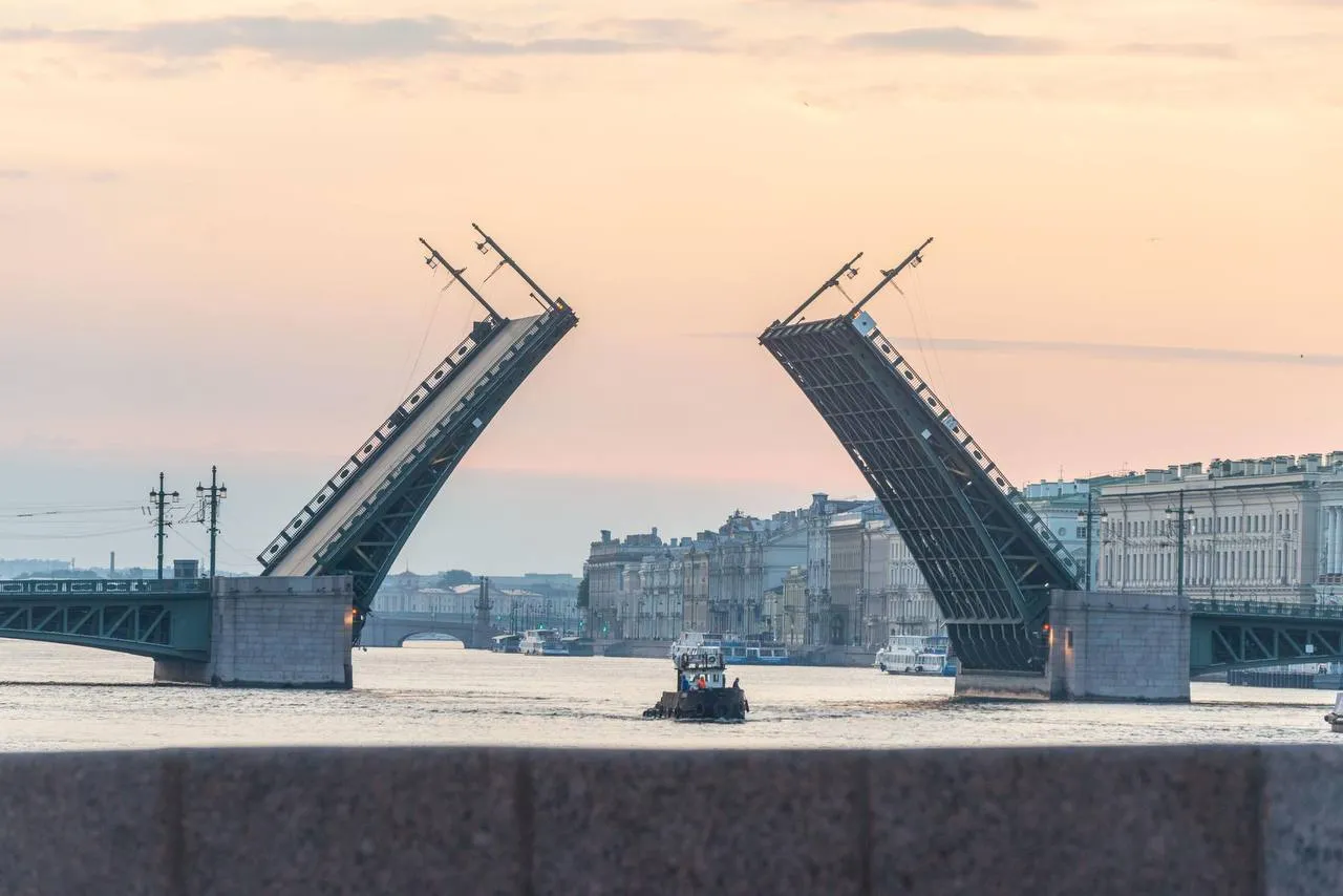 Сезон разводки мостов стартует в Петербурге в ночь на 10 апреля сообщили в пресс службе Смольного Первыми разводиться будут Дворцовый и Троицкий мосты Навигация в 2026 году в Петербурге откроется следующей ночью разводкой Дворцового и Троицкого моста С 20 апреля разводиться начнут также мосты через Большую Невку Петербургские мосты разводят строго по времени указанному в графике Свести пролёты могут раньше по факту прохождения всех караванов судов чтобы не задерживать автомобильное движение рассказали в пресс службе администрации Петербурга Уточняется что регулярность разводок мостов будет зависеть от погоды и наличие заявок на прохождение от администрации Волго Балт Михаил Тихонов ДП Подписаться на ДП в Telegram MAX