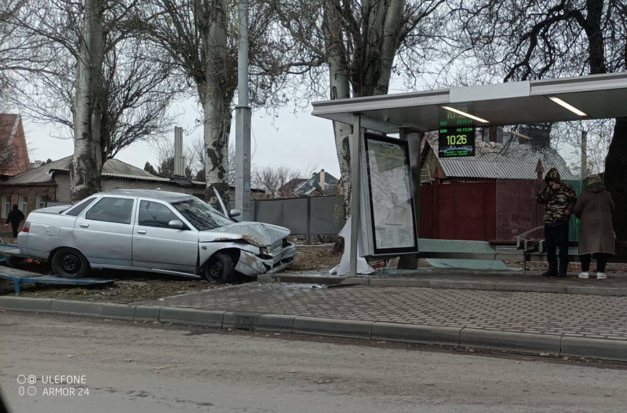 В Таганроге на улице Морозова легковой автомобиль попробовал на прочность остановку.   Проиграли оба — но остановка как будто пострадала меньше, чем передняя часть машины. Так что кто  и кому  будет возмещать ущерб — непонятно.         RostovGazeta