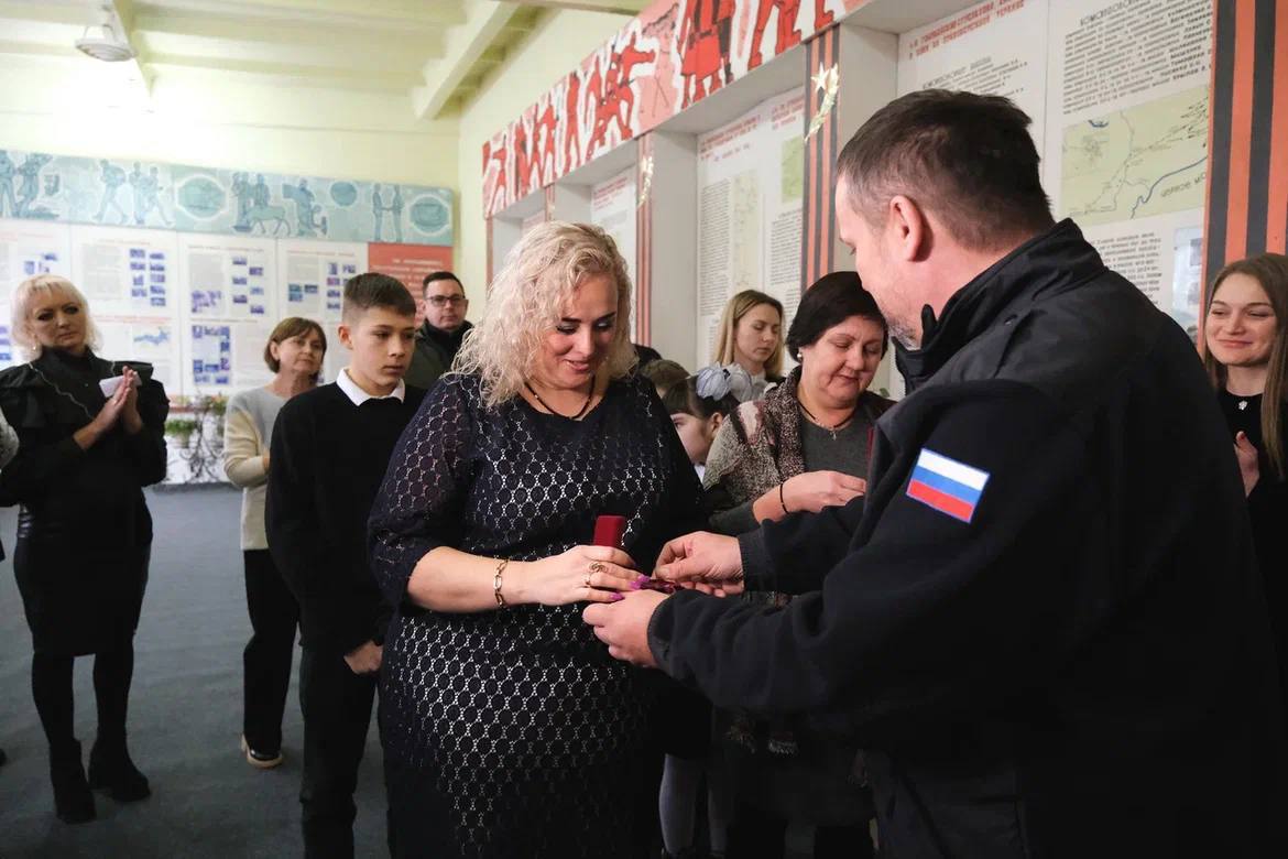 В деревне Малая Белозёрка Васильевского района Андрей Никитин встретился с племянницей Героя Советского Союза Федора Харченко  Федор Харченко погиб, освобождая Новгород зимой 1944 года. Любовь Самойленко занимается сохранением памяти о прославленном воине. Ей помогает невестка Елена. В школе Малой Белозерки есть музей, почетное место в нем занимает и экспозиция о герое.     Губернатор вручил женщинам юбилейные медали в честь освобождения Новгорода, а также копии фрагментов фрески, найденные во время войны Федором Харченко.