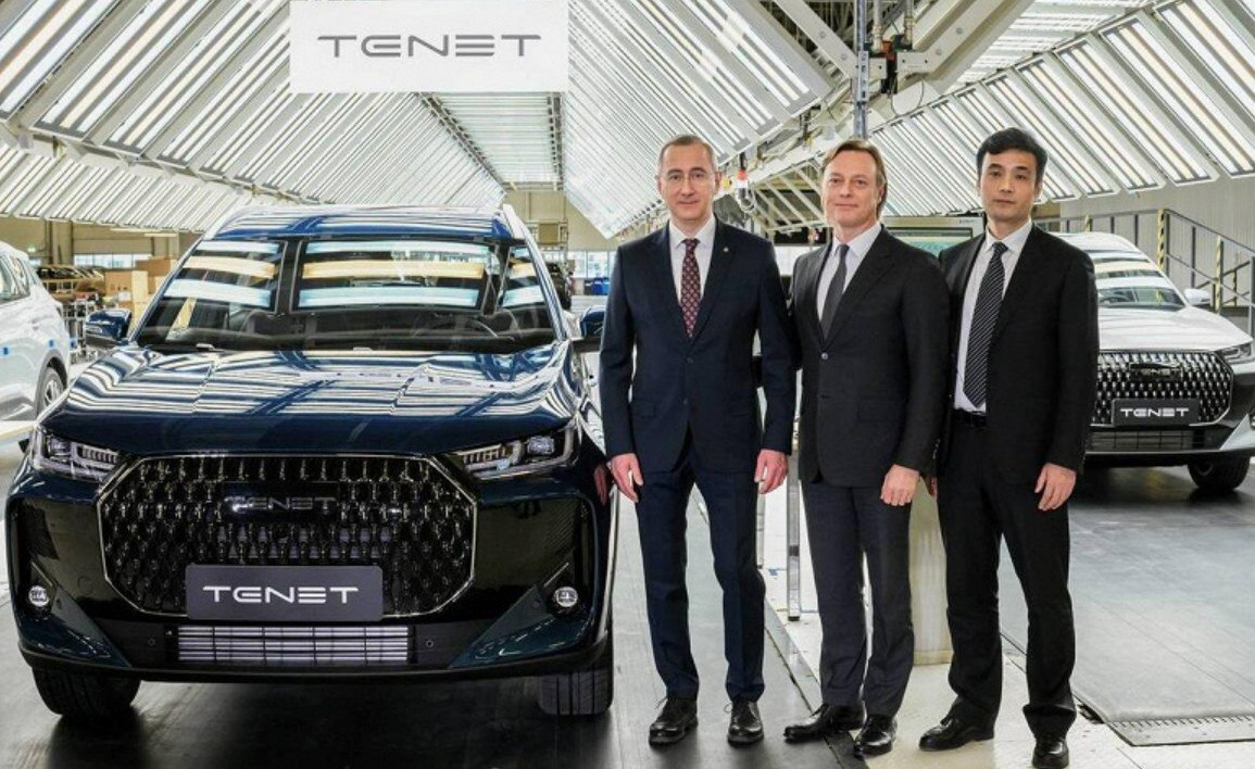 Всё максимально серьёзно: локализованные Tenet российские Chery планируют выпускать 20 лет, в этом году выйдут первые четыре модели АГР Холдинг разработал 20-летний инвестиционный план для бренда Tenet, предусматривающий глубокую локализацию производства. Это включает использование российских комплектующих и технологий. Производство автомобилей под брендом Tenet начнётся в середине лета 2025 года на бывшем заводе Volkswagen в Калуге, который теперь принадлежит АГР Холдингу. На первом этапе будет организована крупноузловая сборка, а затем производство перейдёт на полный цикл. Напомним, под брендом Tenet будут выпускать лицензированные Chery.
