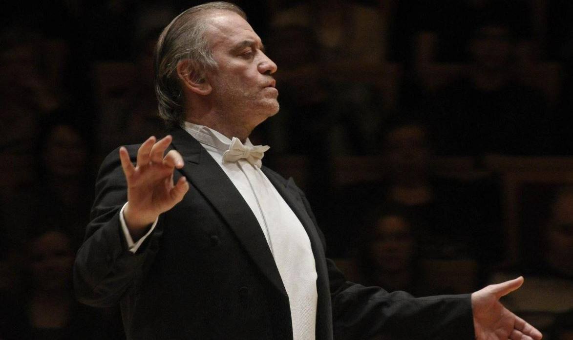 Симфонический оркестр Большого театра под управлением Валерия Гергиева исполнит шедевры Стравинского и Чайковского в Зарядье 5 декабря на сцене Московского концертного зала Зарядье состоится концерт Симфонического оркестра Большого театра За дирижёрским пультом маэстро Валерий Гергиев Программа вечера объединила произведения двух великих русских композиторов в первом отделении будет исполнена музыка балета Жар птица Игоря Стравинского во втором отделении Шестая симфония Петра Чайковского Балет Жар птица был представлен парижской публике 25 июня 1910 года в рамках Русских сезонов Сергея Дягилева Первая же театральная работа юного композитора в один день сделала его знаменитым Игорь Стравинский с воодушевлением работал над музыкой балета по готовому либретто Михаила Фокина Красочный оркестр Жар птицы наделён исключительной изобразительной силой которая позволяет убедительно воссоздавать на концертной эстраде и фантастические картины Заколдованного сада и магнетическую энергию Колыбельной и блестящий апофеоз финала балета Премьера Шестой симфонии Петра Чайковского в Белоколонном зале Дворянского собрания в Петербурге вызвала особый отклик публики Наилучшее описание того вечера оставил племянник композитора Юрий Давыдов Но вот окончился финал Произошло нечто небывалое Когда замолк звук контрабасов и Пётр Ильич медленно опустил руки в зале царила мертвая тишина В таком состоянии публика оставалась довольно долго Зал начал нерешительно аплодировать и эти аплодисменты постепенно нарастая перешли в овацию Аудитория по моему была так захвачена услышанным что именно оцепенела Пётр Чайковский предпочёл оставить в тайне программу произведения наличием которой интересовались многие его знакомые Загадка Шестой симфонии по сей день делает её одним из самых любимых и исполняемых сочинений композитора Билеты в продаже по ссылке Большой театр ВКонтакте Большой театр в MAX