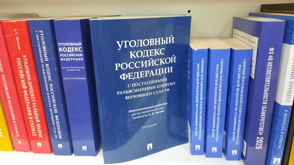 В Новомосковске возбуждено уголовное дело по факту смерти двух местных жителей  Следователем следственного отдела по городу Новомосковску следственного управления СК России по Тульской области возбуждено уголовное дело по факту смерти двух местных жителей, по признакам преступления, предусмотренного ч. 3 ст. 238 УК РФ  оказание услуг не отвечающих требованиям безопасности .  По данным следствия, 18 февраля 2025 года в квартире, расположенной по улице Шахтерской в Сокольниках, были обнаружены тела супружеской пары без признаков жизни. Возможной причиной смерти могло стать отравление окисью углерода.  Следственными органами в настоящее время проводится комплекс следственных действий, направленных на установление всех обстоятельств произошедшего. Назначены судебные экспертизы, допрашиваются свидетели и специалисты. В ходе следствия будет дана оценка действиям лиц ответственным за содержание внутриквартирного газового оборудования.  Источник