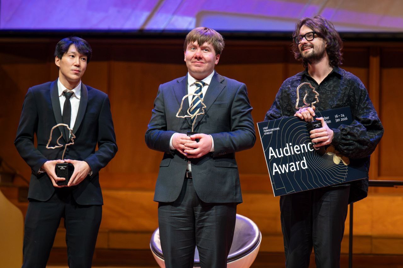 Петербургский пианист Александр Кашпурин стал победителем Международного конкурса имени Ференца Листа в голландском Утрехте Музыкант получил не только первую премию но и приз публики Интересно что изначально Саши не было в списке участников приглашение от организаторов поступило только в середине декабря после того как другой пианист снялся с конкурса Меньше чем за месяц Кашпурин подготовил большую программу из произведений Листа и других композиторов Критики отмечают его игру отличает спонтанность и невероятная внутренняя свобода Наши поздравления Фото Церемония вручения призов Александр Кашпурин справа