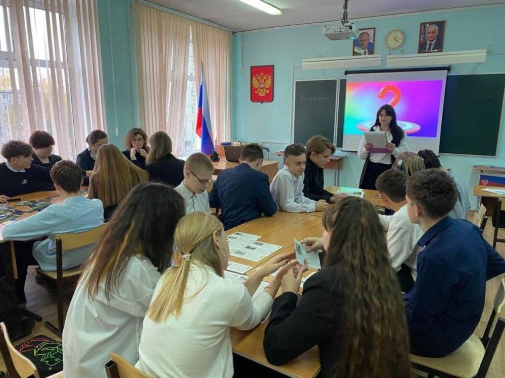 Новомосковские школьники погрузились в историю улиц родного города Сотрудники Дома культуры железнодорожников Новомосковска познакомили учащихся школы 2 с историей улиц нашего города На виртуальной экскурсии Улицы листая как страницы участники отправились в захватывающее путешествие по улочкам нашего родного города Это было настоящее погружение в историю улиц каждая из которых хранит свою уникальную атмосферу и воспоминания В завершение мероприятия команды представляли выбранные ими улицы доказывая почему именно эта улица является самой особенной и любимой Такие события отмечают в ДК яркий пример объединения творчества истории и любви к родному краю Источник