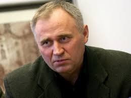 Среди помилованных Александром Лукашенко Николай Статкевич и Елена Романовскене Статкевич был кандидатом в президенты Беларуси в 2010 году планировал участвовать в выборах президента Беларуси в 2020 году В 2021 году его приговорили к 14 годам лишения свободы по делу об организации массовых беспорядков Романовскене гражданка Литвы была заведующей маркетинговой службой санатория Беларусь в Друскининкае Ее обвинили в шпионаже и приговорили к шести годам колонии