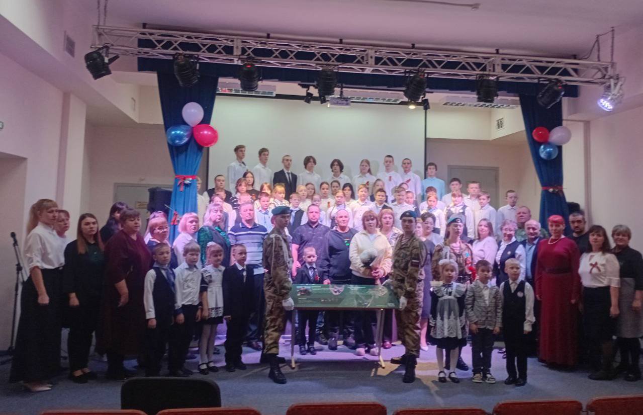 Парты Героев открылись в школах Ермаковского округа В Большереченской школе прошло торжественное открытие Парты Героя имени Дмитрия Узелкова С 2022 года он выполнял служебный долг на территории ДНР Погиб в ходе боевых действий в апреле 2024 года Награждён орденом Мужества посмертно В Разъезженской школе Парта Героя носит имя старшины Владислава Степанова Он находился в зоне спецоперации с 2023 года Был в должности командира разведывательного подразделения наводчика беспилотников работал на Запорожском направлении Неоднократно награждён государственными наградами Он героически погиб вынося с поля боя раненых товарищей В открытии почётной Парты приняли участие родные Героев депутаты Единой России педагоги и школьники Парта Героя образовательный проект запущенный в 2018 году в рамках партийного проекта Новая школа Дети должны знать и помнить о своих героических земляках Единая Россия на Енисее