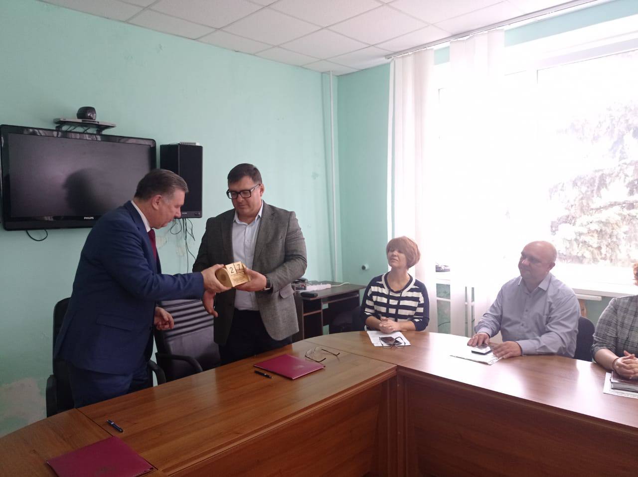 ВГЛТУ высаживает сады будущего в Новоазовске   Ректор ВГЛТУ Михаил Драпалюк и глава Новоазовского муниципального округа Василий Овчаров подписали Соглашение о сотрудничестве В тот же день в знаковом месте у памятников защитникам Отечества состоялась высадка саженцев березы переданных в дар городу учеными ВГЛТУ В акции вместе с представителями университета активное участие приняли юнармейцы местной школы что символизирует преемственность поколений и общее будущее