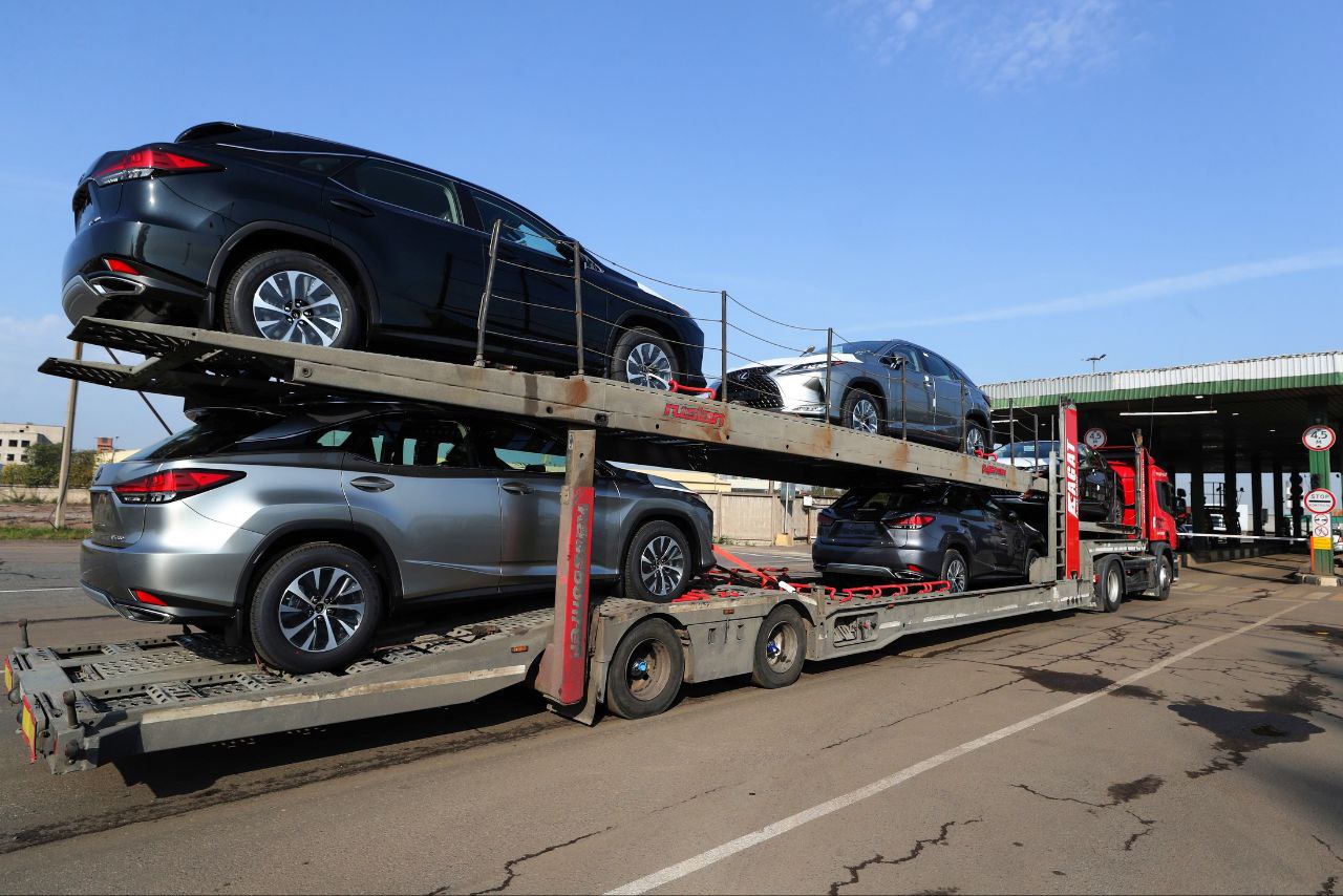 Грузинский автотрафик в Россию снова активировался Привоз иномарок из Грузии взлетел в 2022 году уже в 2023 и 2024 сильно прилёг после повышения утиля Но сейчас ренессанс за 7 месяцев этого года через Грузию в Россию ввезли 18 тыс легковых автомобилей это 230 к прошлому году выяснил Автостат 90 автомобилей с пробегом Почему Грузия Нулевой НДС на авто привлекательные цены Основные источники США Канада Европа китайских марок почти нет 95 ввезенных авто свежие 2020 2022 г в Многие ждут 3 года для льготной растаможки Главный хаб рынок в Рустави 25 км от Тбилиси Важно многие авто с аукционов после ДТП Нужно тщательно проверять историю Какие б у марки самые популярные из Грузии 1 Volkswagen 2298 шт 2 BMW 2278 шт 3 Chevrolet 1549 шт 4 Kia 1362 шт 5 Hyundai 1298 шт Топ 10 моделей с пробегом 1 VW Jetta 1179 шт 2 Chevrolet Equinox 955 шт 3 Kia K5 812 шт 4 VW Tiguan 626 шт 5 BMW X5 617 шт А вы купили бы автомобиль из Грузии Да Нет