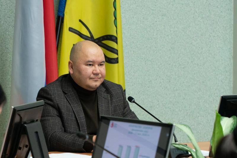 Депутат-ресторатор Денис Гармаев покидает пост народного избранника Бизнесмен попросил освободить себя от депутатских полномочий с 24 апреля соответствующим заявлением. Некоторые источники утверждают, что это связано с назначением Дениса на пост министра промышленности, торговли и инвестиций Бурятии. Новости об этом появились еще зимой, когда предыдущий министр Виктор Винокурцев ушел в отставку. Отметим, что Гармаев будущие назначения всячески отрицает. Связаться с нами можно через кнопку «Написать нам»