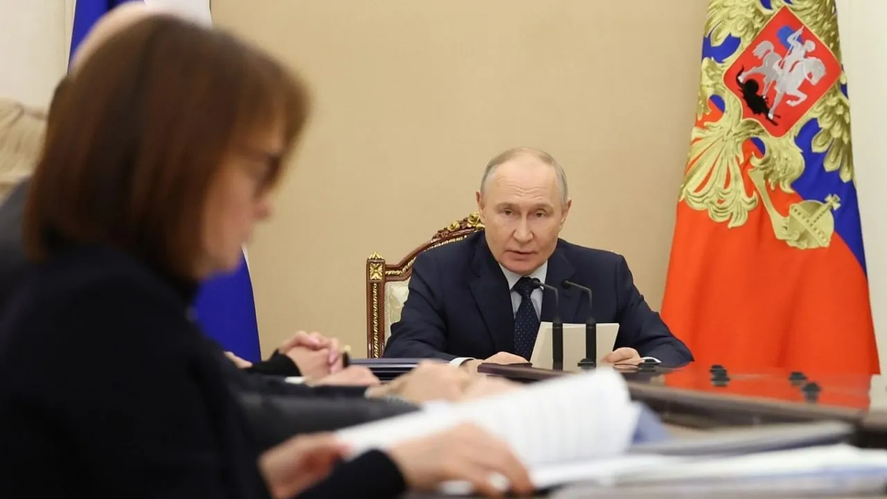 ВВП России в январе феврале сократился на 1 8 Путин Президент РФ Владимир Путин сообщил о снижении экономической динамики По его словам уже два месяца подряд наблюдается падение В целом за январь февраль ВВП сократился на 1 8 процента В минусе оказались обрабатывающие отрасли и промышленное производство Строительство также показало отрицательную динамику Среди причин президент назвал календарные и сезонные факторы В январе рабочих дней было на два меньше чем в прошлом году В феврале на один рабочий день меньше Однако по мнению Путина этими обстоятельствами дело не ограничивается Деловая и инвестиционная активность остаются низкими Президент потребовал от правительства подробных докладов о ситуации в экономике Он ждёт предложений по дополнительным мерам для возобновления роста Необходимо поддерживать деловые инициативы и улучшать структуру занятости Уровень безработицы при этом остаётся низким и составляет 2 1 процента Траектория макропоказателей находится ниже прогнозов правительства и ЦБ Экономика требует дополнительной поддержки Подробнее   Подпишись на MASHNEWS в MAX