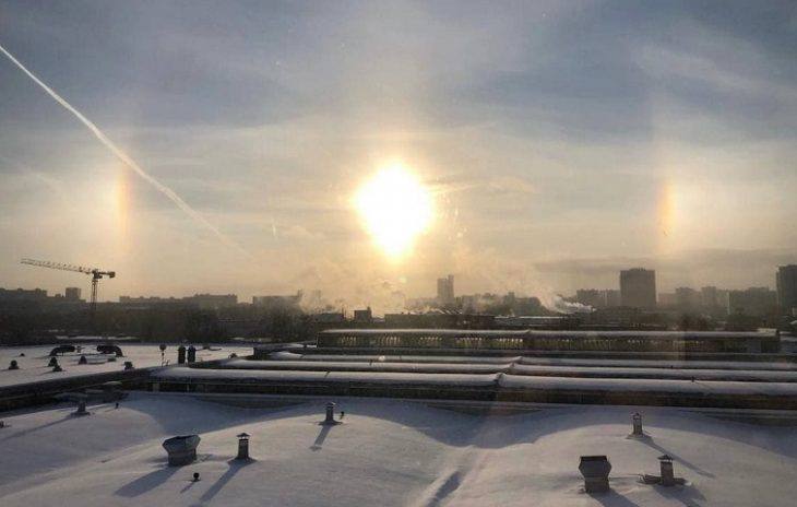 Фото и видео трех солнц показывают нижегородцы заставшие сегодняшний рассвет Особенно ярко было над Мещерским микрорайоном Конечно же наше солнце не растроилось Нижегородцы наблюдали довольно редкое у нас оптическое явление гало Эффект трех солнц или светящийся круг вокруг солнца возникают из за преломления и отражения света кристалликами льда в верхних слоях атмосферы обычно на высоте 5 10 км Подписывайтесь на нас в MAX