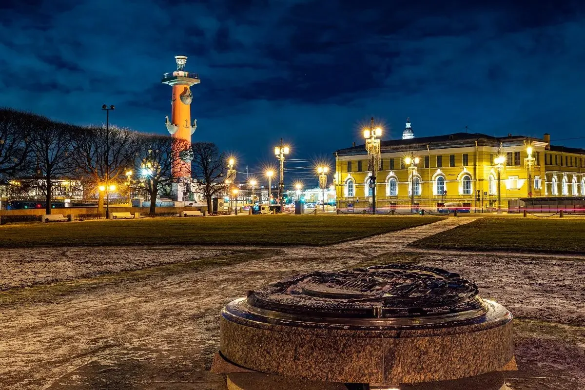 В ПЕТЕРБУРГЕ 45 КАЧЕСТВЕННОГО НОМЕРНОГО ФОНДА РАСПОЛОЖЕНА В ИСТОРИЧЕСКИХ ЗДАНИЯХ К концу первого квартала 2026 года доля гостиничных номеров в Санкт Петербурге расположенных в старинных зданиях достигла 45 Об этом сообщили специалисты компании NF Group При этом 30 объектов расположены в зданиях не имеющих охранного статуса и 15 в здания признанных объектами культурного наследия ОКН Эксперты полагают что высокая концентрация средств размещения в исторических постройках обусловлена привлекательностью центральных районов для туристов Дополнительным стимулом для инвесторов стала государственная программа льготного кредитования реставрации объектов культурного наследия В объектах культурного наследия чаще всего размещены традиционные гостиницы Они занимают 89 номерного фонда На долю апарт отелей приходится 11 Большая часть отелей относится к высокой звездности 52 это пятизвездочные отели 36 четырехзвездочные и лишь 12 трехзвездочные