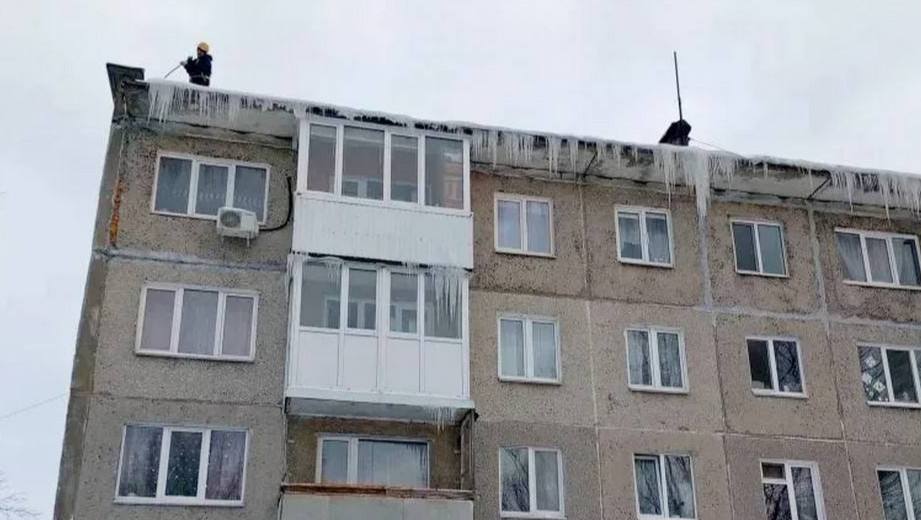 В Уфе из за нестабильной погоды на крышах домов образуется снежная наледь Сегодня в городе очистили 126 многоквартирных домов не приближайтесь к крышам с которых возможен сход снега обходите места где есть следы упавшего снега или ледяные осколки не игнорируйте ленточные ограждения