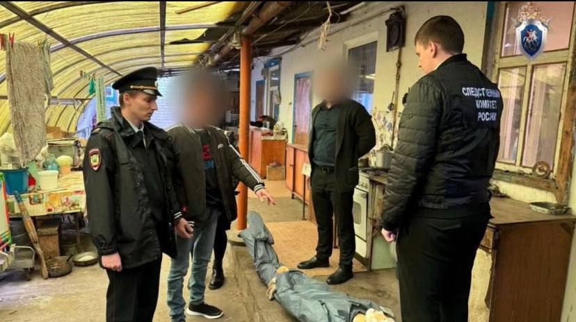 В Минераловодском городском округе мужчина обвиняется в убийстве знакомого Инцидент произошел в поселке Ленинский По данным следствия вечером 21 октября 2025 года 52 летний обвиняемый и 45 летний потерпевший распивали спиртные напитки в частном доме Во время застолья между мужчинами возникла ссора в ходе которой фигурант воспользовавшись ножницами нанес знакомому множественные удары в область шеи От полученных ранений потерпевший скончался на месте Возбуждено уголовное дело по части 1 статьи 105 УК РФ убийство обвиняемый заключен под стражу Уголовное дело направлено в суд для рассмотрения по существу ЧП КМВ