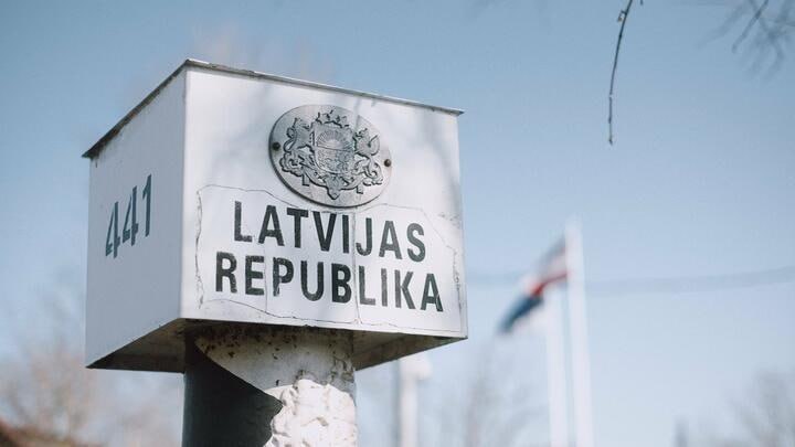 Латвия готовится полностью запретить регулярное автобусное сообщение с Россией и Беларусью Автотранспортная дирекция Латвии ATD отвечающая за выдачу лицензий на коммерческие пассажирские перевозки официально рекомендовала правительству ввести полный запрет на международные регулярные автобусные рейсы в Россию и Беларусь Юристы дирекции провели правовую оценку и пришли к выводу что такая мера полностью оправдана с точки зрения национальной безопасности и текущей геополитической ситуации На данный момент ATD уже прекратила продлевать действующие разрешения и не выдаёт новые на регулярные маршруты включая транзитные следующие через территорию России и Беларуси Действующих регулярных линий осталось всего несколько три в Беларусь Минск Витебск и четыре в Россию С 1 ноября 2025 года в Латвии уже действует полный запрет на нерегулярные международные пассажирские перевозки чартеры экскурсионные туры организованные группы в Россию и Беларусь сроком на год до 31 октября 2026 года Запрет касается всех перевозчиков независимо от страны регистрации автобуса и распространяется на пункты пропуска Патерниеки белорусская сторона Григоровщина Гребнево и Терехово Параллельно Литва с 27 октября почти полностью закрыла сухопутную границу с Беларусью до 30 ноября с возможностью продления Через единственный частично работающий пункт Мядининкай пропускают только дипломатов транзит в Калининград граждан ЕС и НАТО с семьями обладателей ВНЖ Литвы и возвращающихся литовцев Латвия Беларусь Россия автобусы запрет ATD граница Патерниеки Гребнево Терехово Литва Мядининкай VK Instagram TikTok ZhivetZheBelarus