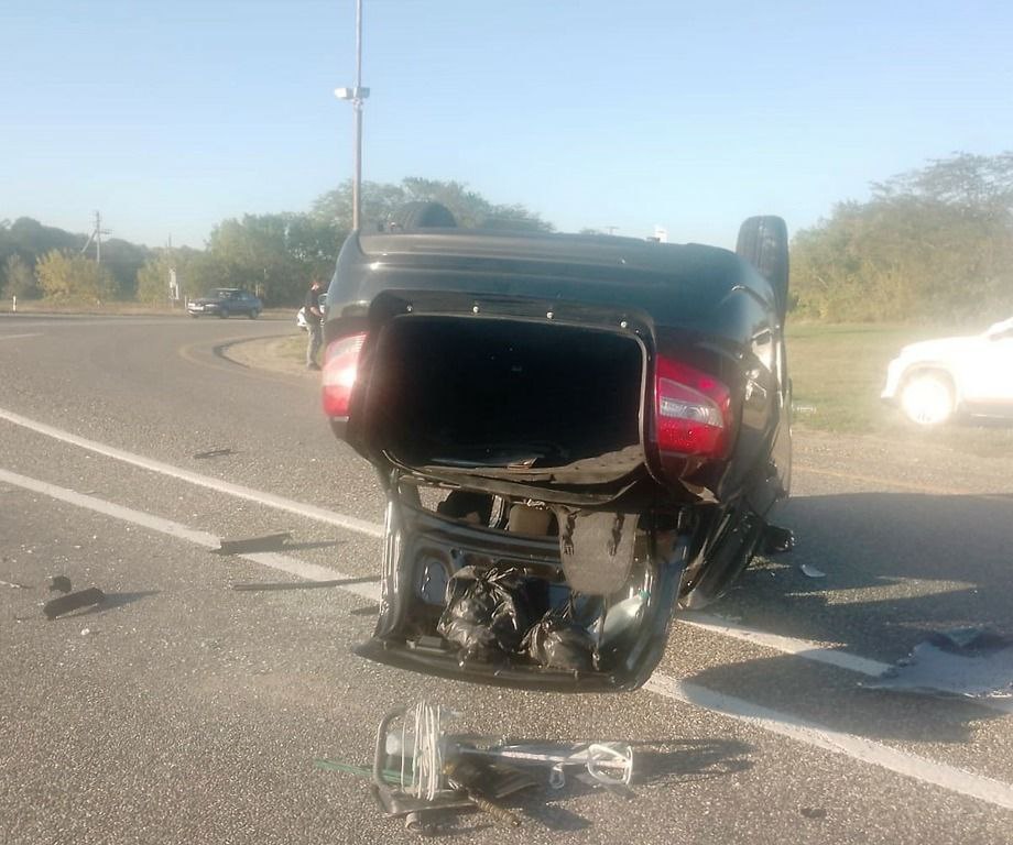 В Изобильненском округе перевернулась Lada Granta Авария произошла когда 21 летний водитель ВАЗ 2115 выехал на главную дорогу и не уступил Lada Granta От удара вторую машину перевернуло Водитель 25 лет и пассажир 28 лет из Lada Granta получили травмы и были доставлены в больницу По данным ГИБДД оба водителя были трезвы и ранее серьёзных нарушений не допускали Что то на Ставропольском в MAX