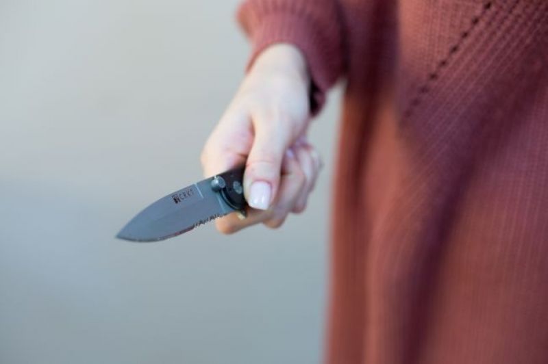 "Ударила ножом в живот": в Иванове задержали подозреваемую в нанесении повреждений собутыльнику     По данным полиции, инцидент произошел в квартире на улице 13-й Березниковской в облцентре, когда женщина распивала алкоголь с собеседником. Между собутыльниками произошел конфликт, в ходе которого мужчина схватил ивановку за волосы, а та в ответ вонзила нож в живот оппонента.  ↗  Прислать новость   Подписаться