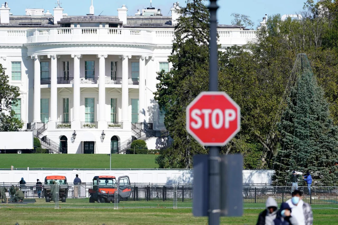 Министерство сельского хозяйства США объявило об увольнении 70 подрядчиков из России, Китая, Северной Кореи и Ирана. Об этом стало известно Reuters. Большинство из уволенных оказались китайскими исследователями на двухлетних программах для молодых докторов наук. В результате будут замедлены исследования в "важных областях", предупредили в американском ведомстве.