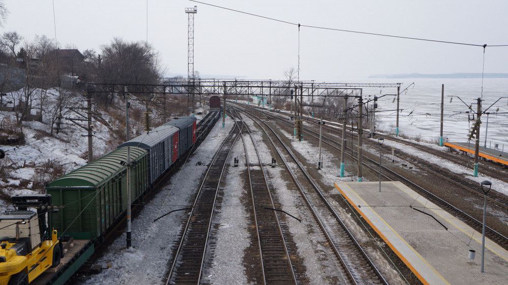 Мужчина в состоянии алкогольного опьянения попал под поезд на железнодорожной станции Угольная В прошедшие выходные в дежурную часть ЛОП на станции Угольная поступило сообщение от машиниста локомотива о применении экстренного торможения во избежание наезда на пешехода в районе станции Угольная Несмотря на оперативные действия машиниста и предпринятое экстренное торможение столкновения избежать не получилось В результате инцидента был травмирован мужчина 1993 года рождения При выяснении обстоятельств произошедшего установлено что гражданин находился в состоянии алкогольного опьянения и переходил железнодорожные пути в неустановленном месте не убедившись в отсутствии приближающегося поезда Пострадавший госпитализирован в реанимационное отделение медицинского учреждения Реклама Поддержать канал Остались вопросы