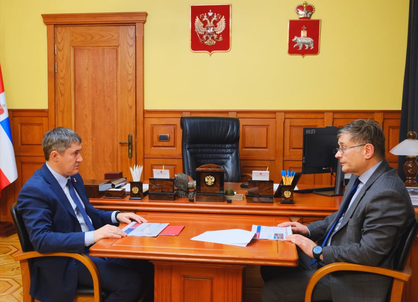 Глава региона Дмитрий Махонин и зампредседателя краевого правительства министр промышленности и торговли Алексей Чибисов 20 января обсудили итоги работы ведомства в 2025 году и наметили ключевые цели на 2026 2030 годы