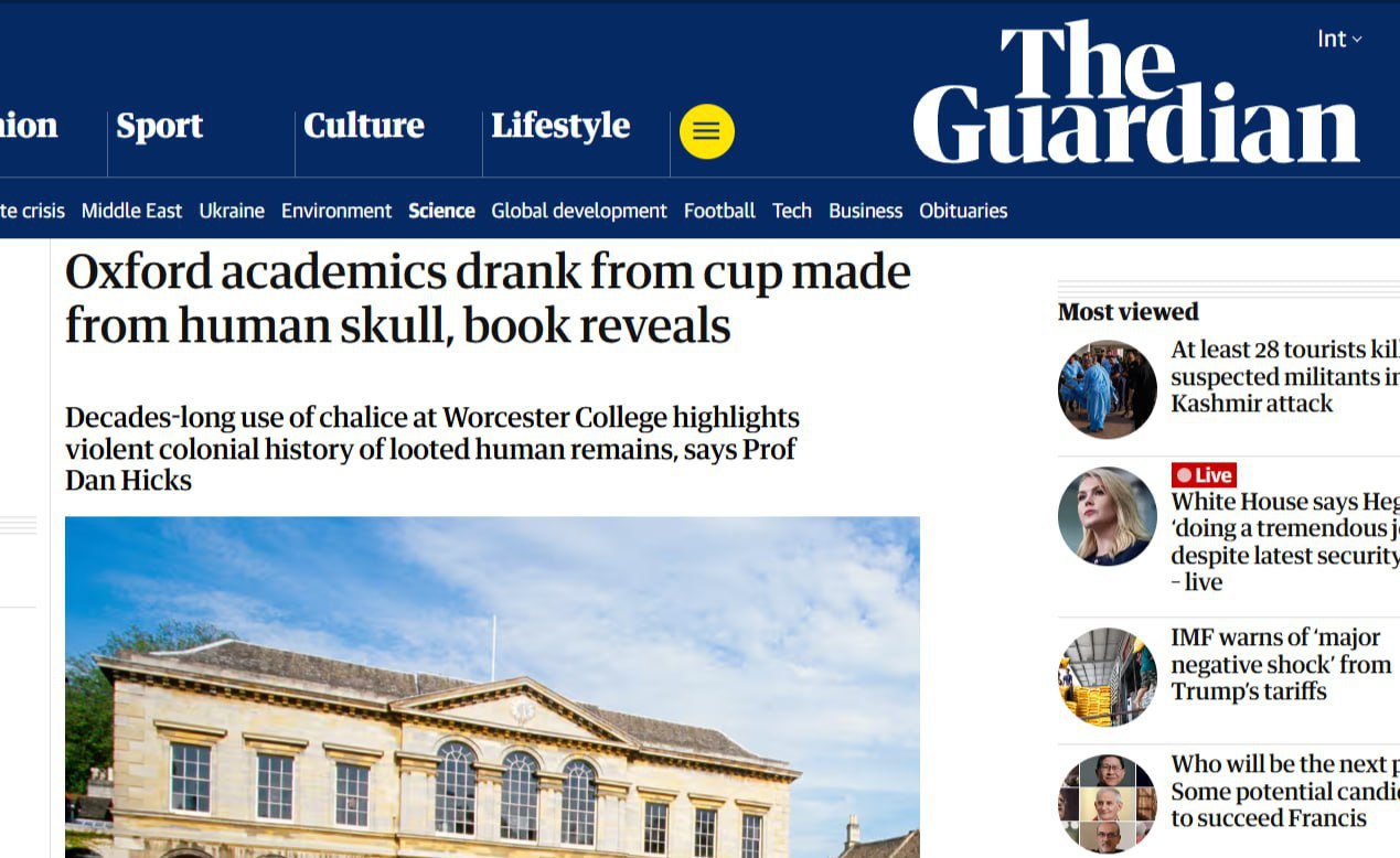В Оксфорде до 2015 года пили вино из человеческого черепа Об этом рассказал The Guardian профессор Дэн Хикс — куратор отдела мировой археологии в музее Питта Риверса при Оксфордском университете. По его словам, специальный бокал был изготовлен из отполированной верхней части черепной коробки. Как показало радиоуглеродное исследование, черепу около 225 лет, и он, предположительно, принадлежал рабыне с Карибских островов. Как пишет газета, кубок подарил колледжу бывший студент Джордж Питт-Риверс, его имя выгравировано на серебряном ободе посуды. Мужчина был евгеником и поддерживал фашистского политика Освальда Мосли. В такой чаше на официальных приемах в Вустерском колледже Оксфорда с 1946 года до 2015 года подавали вино и шоколад, пока «растущее беспокойство среди студентов и гостей не положило конец ритуалу»