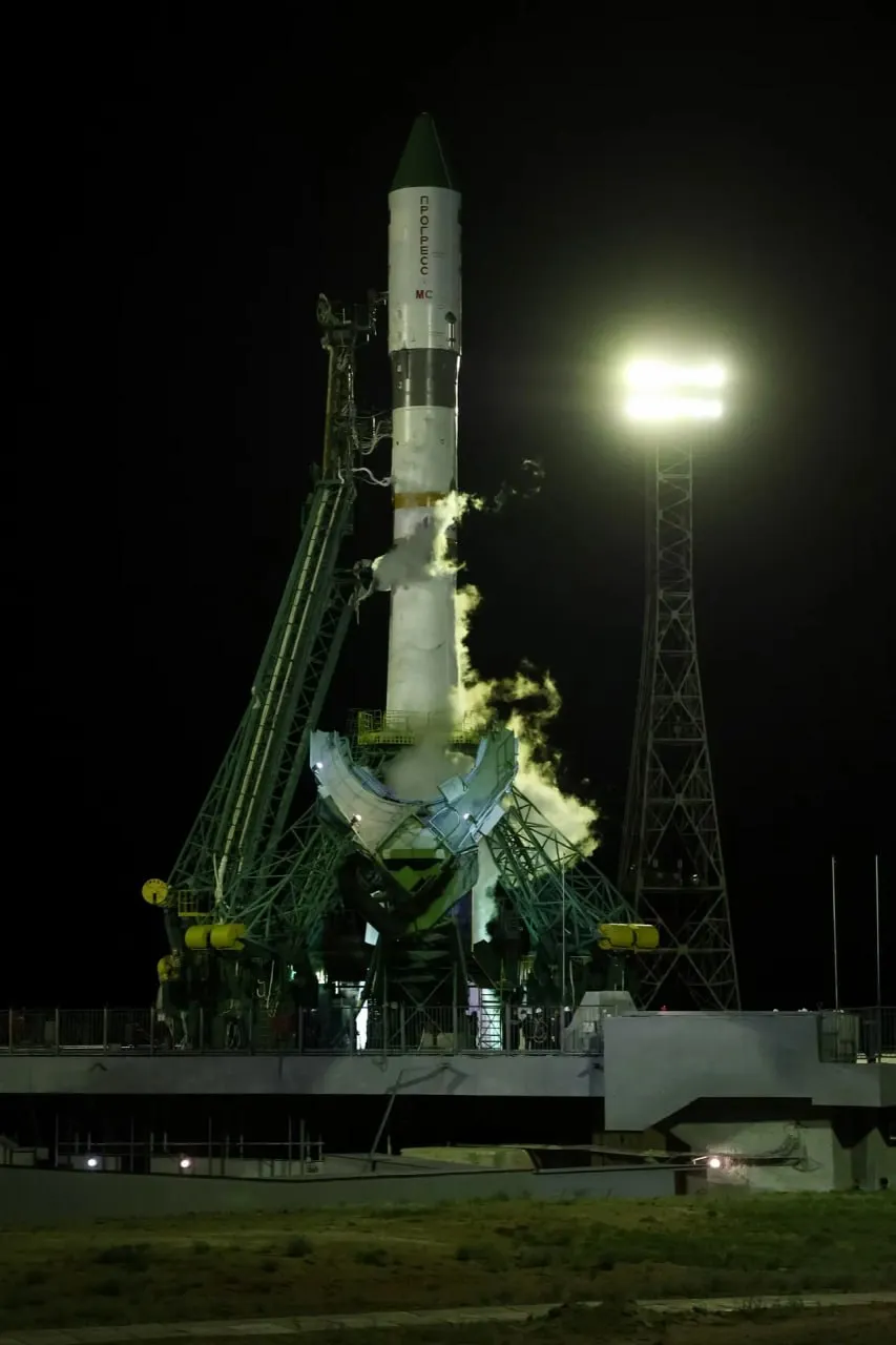 Грузовой корабль Прогресс МС 34 отправился к МКС На орбиту его вывела ракета носитель Союз 2 1а Фото старта опубликовал в своем аккаунте Роскосмос По программе 95 й миссии снабжения МКС Прогресс доставит на орбиту около 2 5 т грузов среди них 700 кг топлива для дозаправки станции 420 кг питьевой воды и 50 кг кислорода для пополнения атмосферы МКС Кроме того корабль доставит к МКС 1 348 кг сухих грузов для экипажа МКС 74 и систем станции в том числе новый скафандр Орлан МКС 8