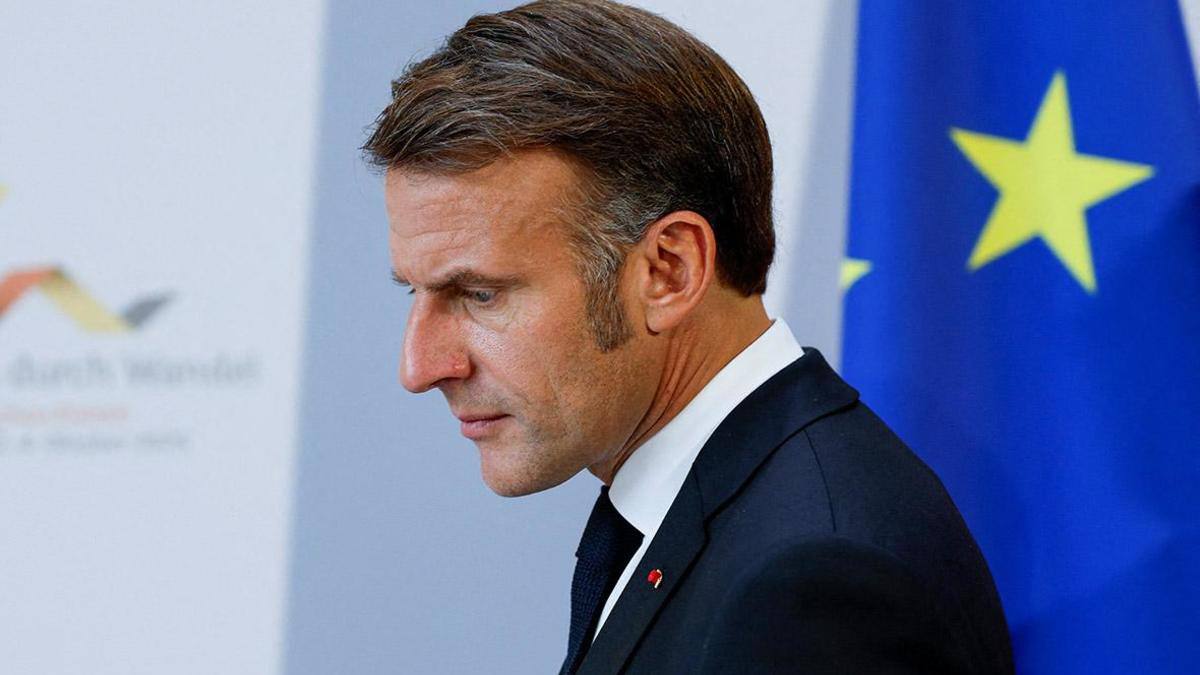 Макрон выразил надежду на то что мир на Украине будет достигнут к 2027 году Так он ответил на вопрос будет ли Франция поддерживать Украину после его ухода из Елисейского дворца в 2027 году Французский лидер подчеркнул что он все еще решительно настроен добиться мира на Украине Он также отметил что путь Украины в ЕС будет сложным и потребует проведения масштабных реформ в стране в вопросах верховенства закона и борьбы с коррупцией Я полностью доверяю президенту Зеленскому и украинскому народу в том что они смогут выполнить эти условия Франция будет рядом чтобы помогать Украине Ранее сегодня Франция и Украина подписали декларацию о намерениях относительно приобретения Киевом французской военной техники Фото Heiko Becker Reuters Картина дня в телеграм канале РБК