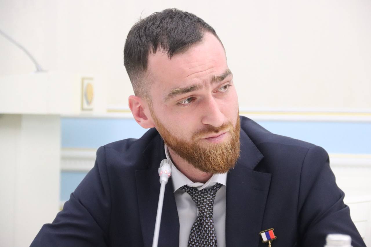 Врио министра по национальной политике и делам религий Республики Дагестана Темирлан Абуталимов рассказал о своей поездке в Магарамкентский район По его словам Школьники с большим интересом слушали истории о солдатских подвигах и трудностях Абуталимовотметил что встречи с героями это наш долг для воспитания патриотизма и любви к Родине у молодежи Он добавил что ветераны служат живым примером преданности Отчизне и хранят память о героическом прошлом народа прокомментировал Темирлан Абуталимов Встречи с подрастающими поколениями это не просто мероприятия а возможность передать эстафету мужества и чести В течение трёх дней в рамках патриотической акции Вахта Героев наши Герои смогут поделиться своим бесценным опытом со школьниками увидеть красоту древнего Дербента и познакомиться с жизнью муниципальных образований Миннац Дагестана Мы в Телеграм Мы в ВКонтакте Мы в Одноклассниках Мы в Рутубе