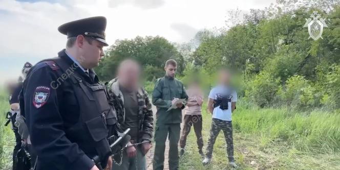 Донской эвакуаторщик предстанет перед судом за изнасилование и убийство школьницы Ровно год назад в станице Ольгинской произошло шокирующее преступление. Силовики по горячим следам задержали водителя эвакуатора, заподозрив его в похищении, изнасиловании и убийстве 8-летней девочки. Как сообщает донской Следком, в мае прошлого года фигурант заметил 8-летнюю девочку. Она возвращалась домой из магазина. Эвакуаторщикпредложил довезти её. Затем он силой посадил ребёнка в салон и вывез в лесополосу. «После этого он совершил в отношении ребенка преступления против половой неприкосновенности и, с целью скрыть содеянное, задушил девочку», – уточнила официальный представитель регионального Следкома Галина Гагалаева. Против 26-летнего мужчины возбудили уголовное дело по четырём статьям. В ближайшее время состоится суд.