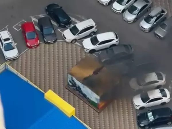В районе ЖК «Красный Аксай» сгорела трансформаторная будка. В результате без света остались ближайшие многоэтажки. Авария случилась 13 июля около 16:00. Вероятно, причиной ЧП стала аномальная жара за окном. Сроки завершения ремонта станут известны после определения объёма работ